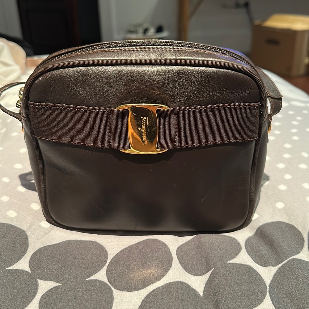 CHOCOLATE BROWN FERRAGAMO VARA CAMERA BAG